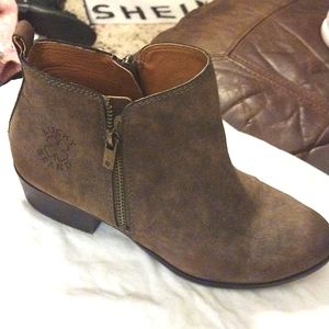 Lucky.. girls boots size 4 m